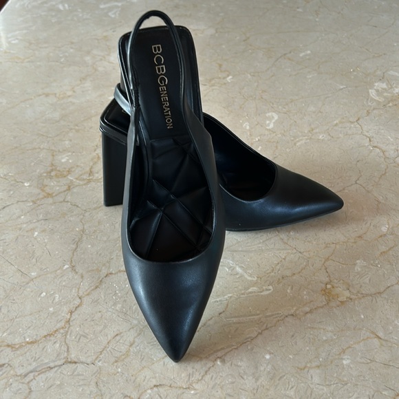 BCBGeneration Trina Pump size 5 . 3.5 inch block heel. Black - Picture 6 of 9